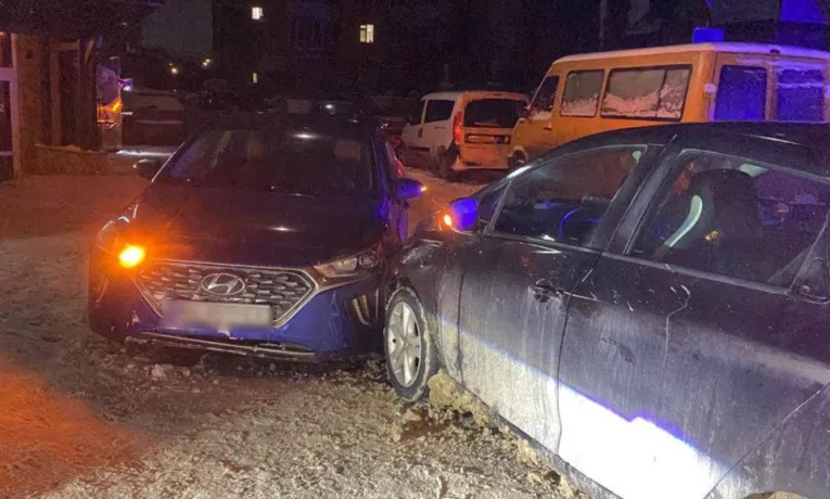 У Тернополі вночі п'яний водій на Renault в'їхав у Hyundai