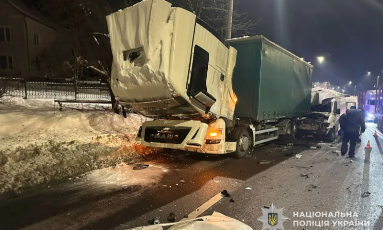 У Березовиці Mercedes врізався у вантажівку МАN