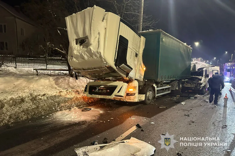 У Березовиці Mercedes врізався у вантажівку МАN