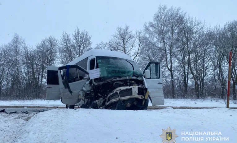 Аварія біля Монастириська: шестеро пасажирів автобусу та водій Nissan у лікарні