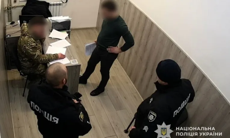 На Тернопільщині суд відправив підозрюваного у хабарництві посадовця ТЦК під варту