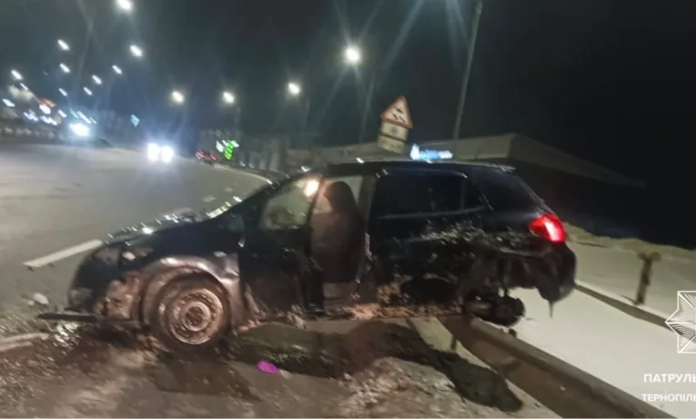 У Тернополі на Об'їзній п'яний водій влетів у відбійник
