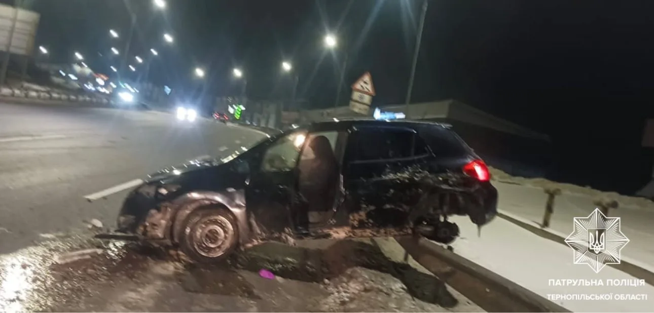 У Тернополі на Об'їзній п'яний водій влетів у відбійник