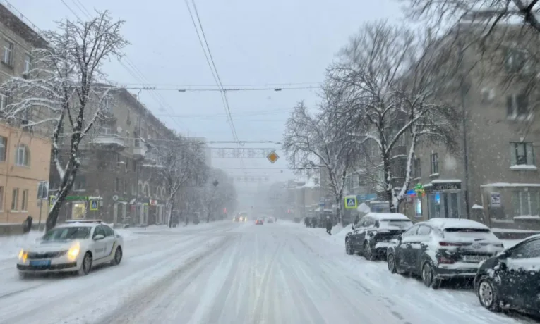 Сніг вивозитимуть уночі: у центрі Тернополя обмежать рух транспорту з 10 на 11 січня