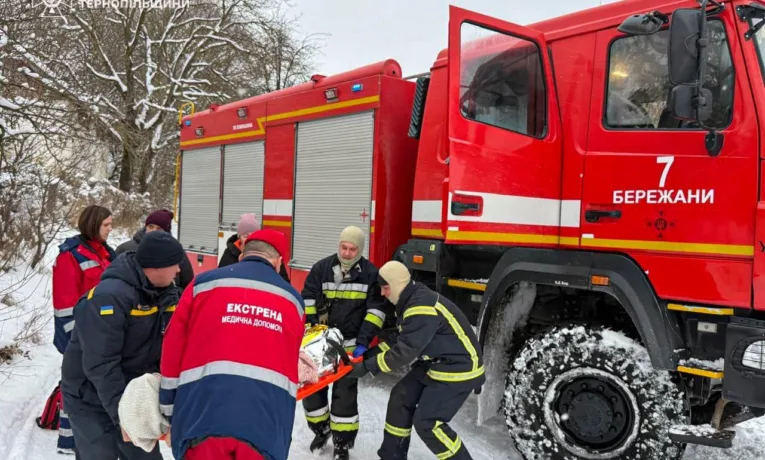 На Тернопільщині снігові замети заблокували «швидку»: рятувальники винесли тяжкохворого до дороги
