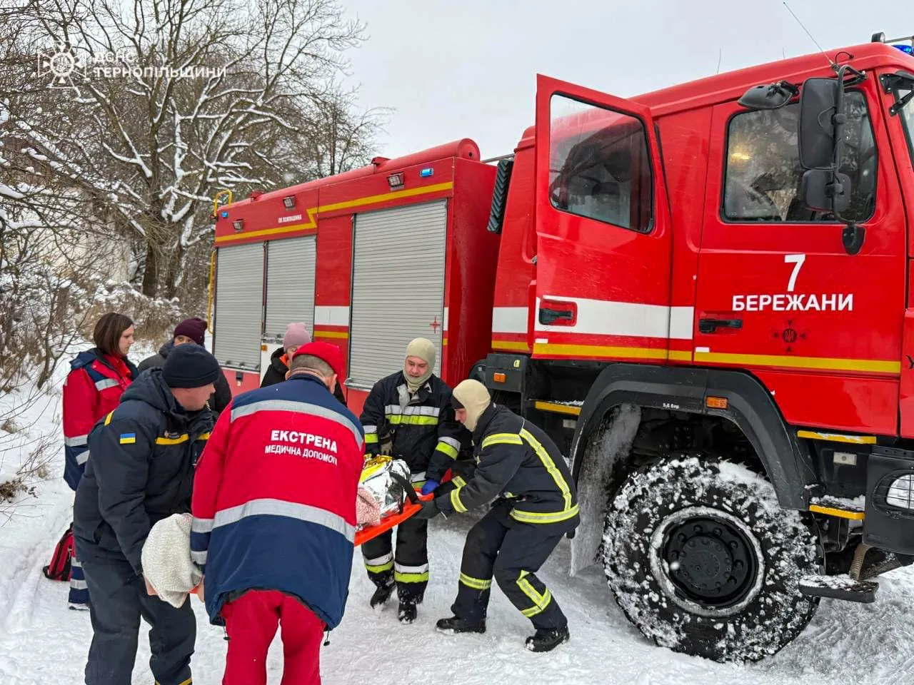 На Тернопільщині снігові замети заблокували «швидку»: рятувальники винесли тяжкохворого до дороги