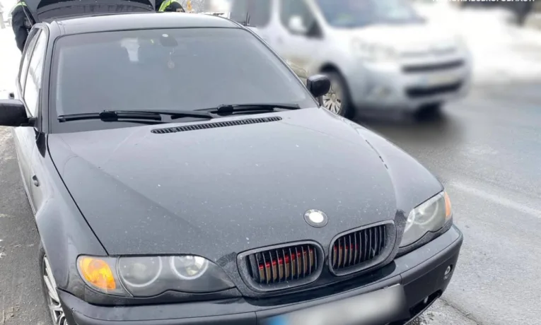 У Підволочиську зупинили BMW з нікотиновою продукцією без акцизу