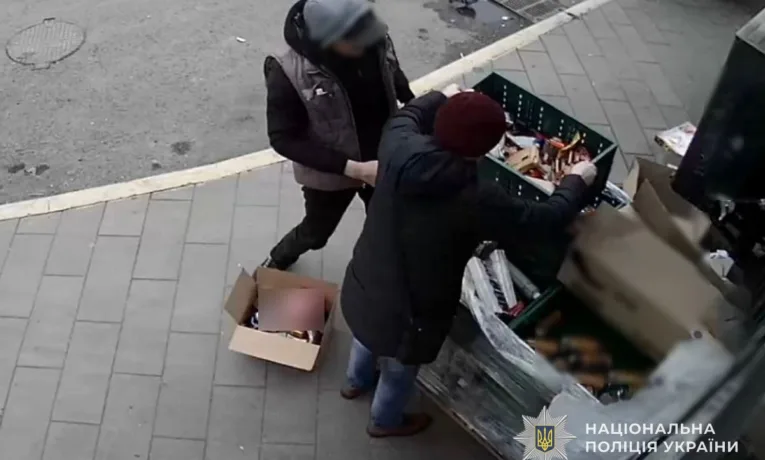 У Тернополі чоловіки викрали товар з-під магазину