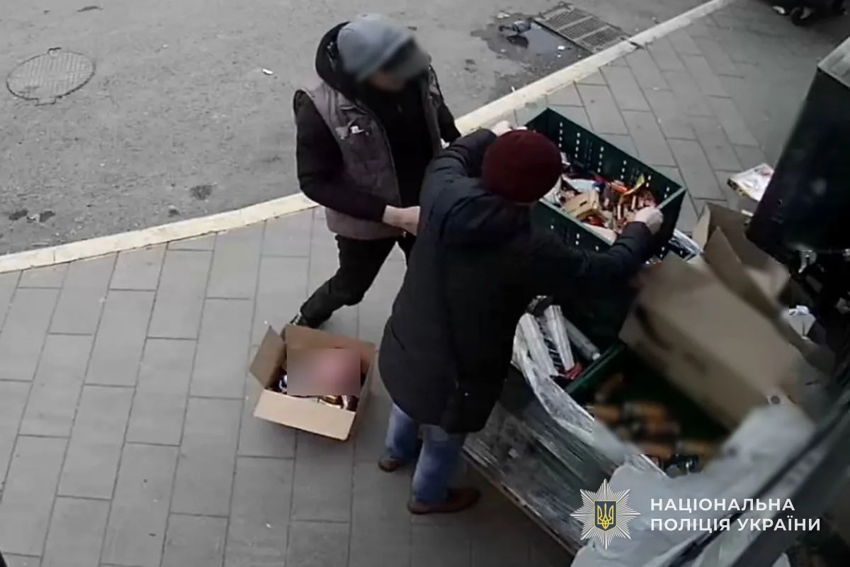 У Тернополі чоловіки викрали товар з-під магазину