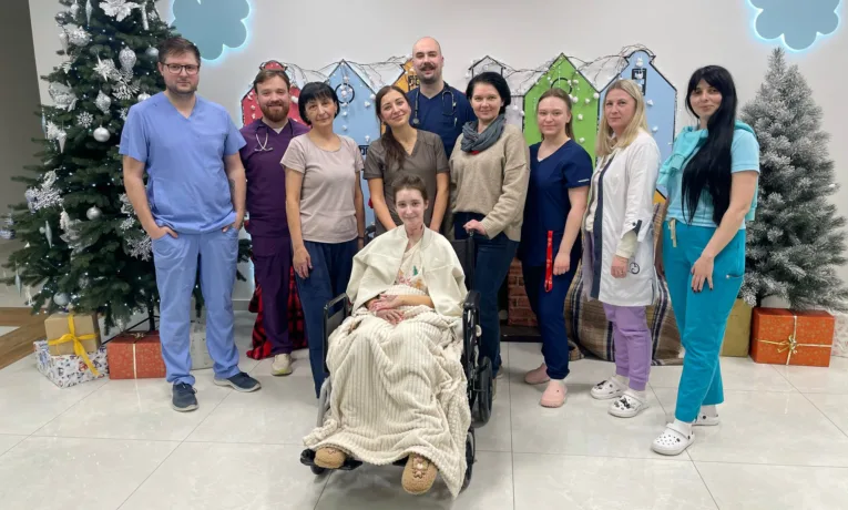 14-річну Настю, поранену під час ракетного удару в Тернополі, виписали зі львівської лікарні