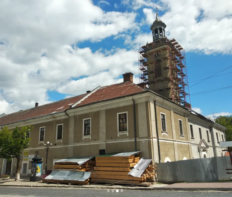 Бережанську ратушу добудують за 12 млн: ціни на ліс «накрутили» вчетверо, щебінь – вдвічі