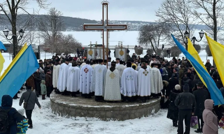 У Тернополі на набережній освятили воду до свята Богоявлення Господнього