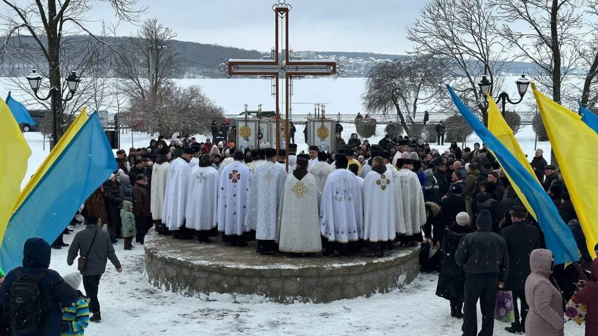 У Тернополі на набережній освятили воду до свята Богоявлення Господнього