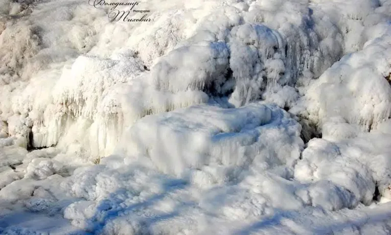Знаменитий Джуринський водоспад на Тернопільщині повністю скувала крига