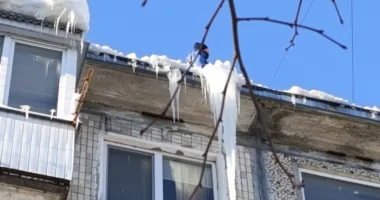 У Тернополі з дахів альпіністи збивають бурульки