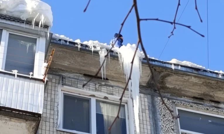 У Тернополі з дахів альпіністи збивають бурульки