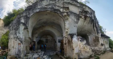 Лядівський скельний монастир