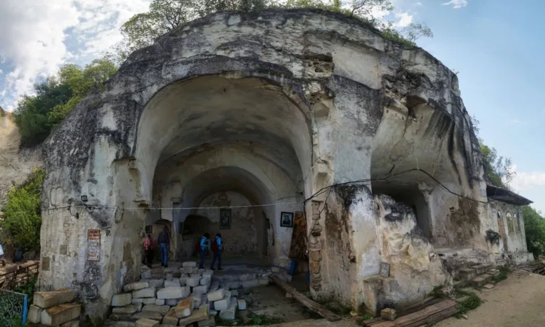 Лядівський скельний монастир