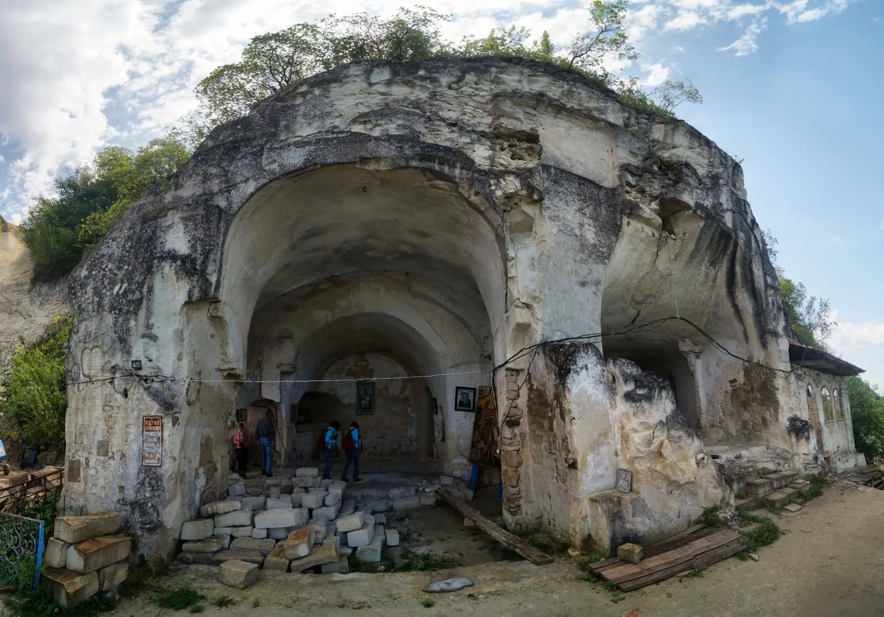 Лядівський скельний монастир