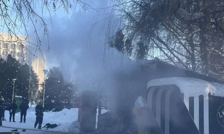 У парку Шевченка в Тернополі згорів кіоск: чорний дим було видно з різних районів міста