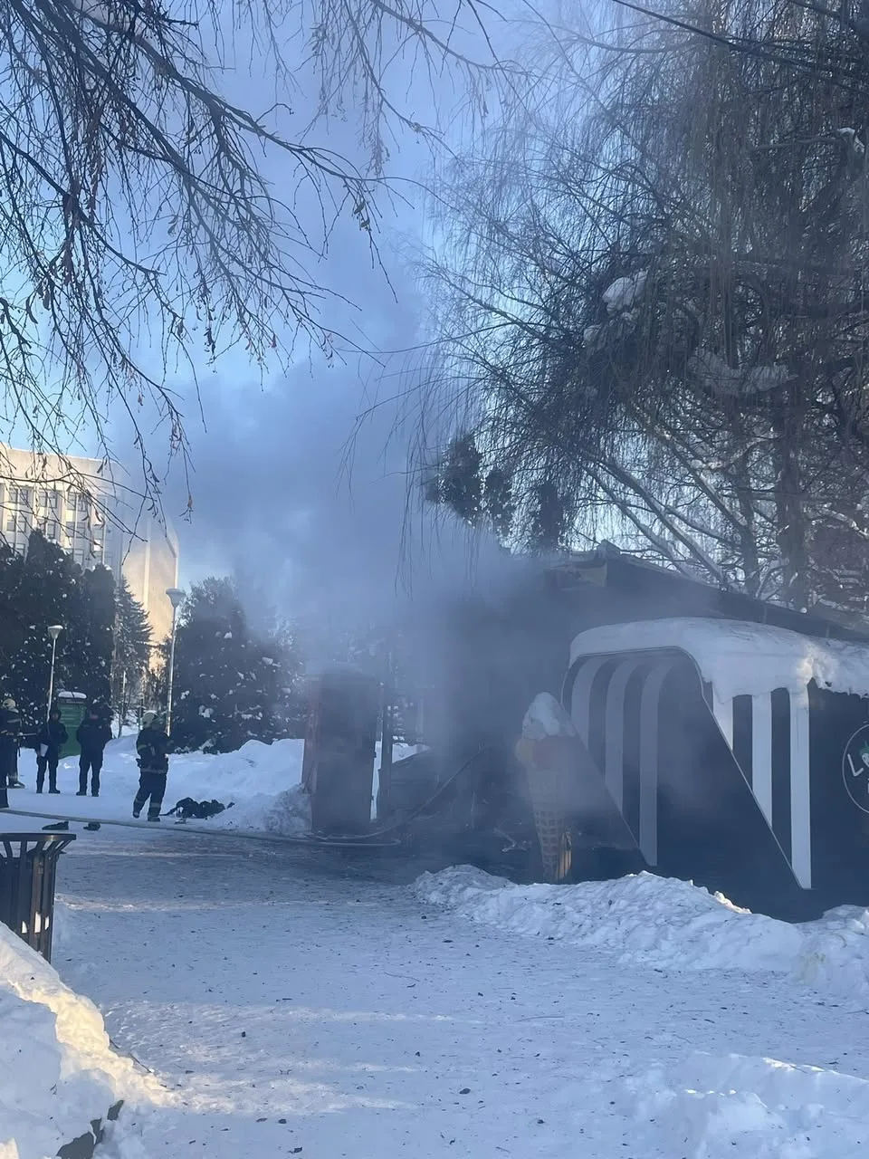 У парку Шевченка в Тернополі згорів кіоск: чорний дим було видно з різних районів міста