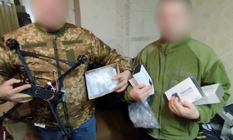 Волонтери «Української команди» передали комплектуючі для FPV-дронів 105-й бригаді