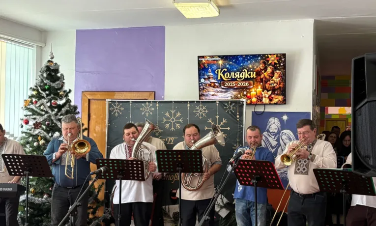 У небі зірка засіяла