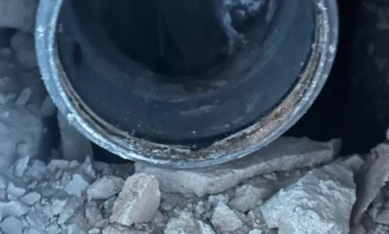 Мешканці будинку на Торговиці в Тернополі скaржaться нa зaмерзлу кaнaлiзaцiю і бездіяльність служб