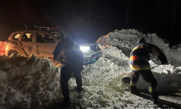 На Тернопільщині поліцейські під час негоди допомогли доправити вагітну жінку до лікарні