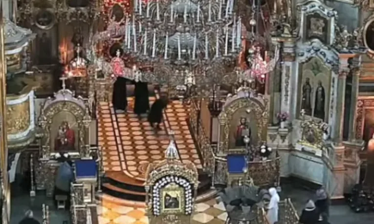 У Почаївській лаврі відправили святкове богослужіння: коментарі російською