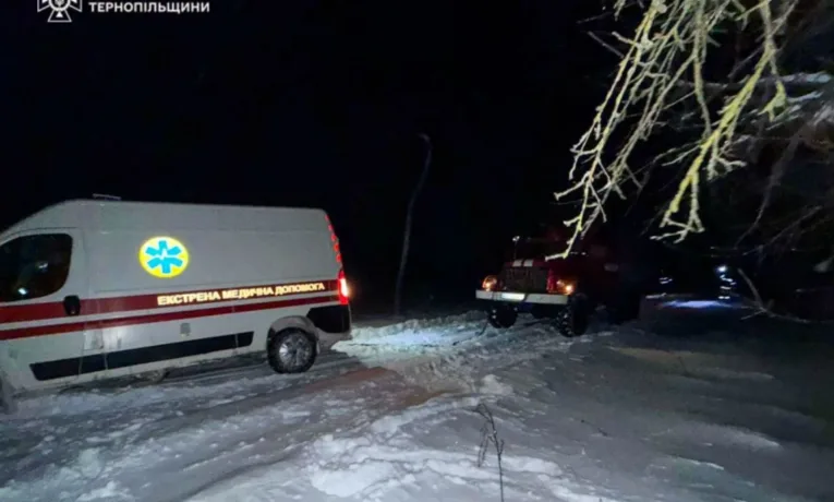 На Тернопільщині рятувальники відбуксирували автомобілі швидкої допомоги, які застрягли в снігу