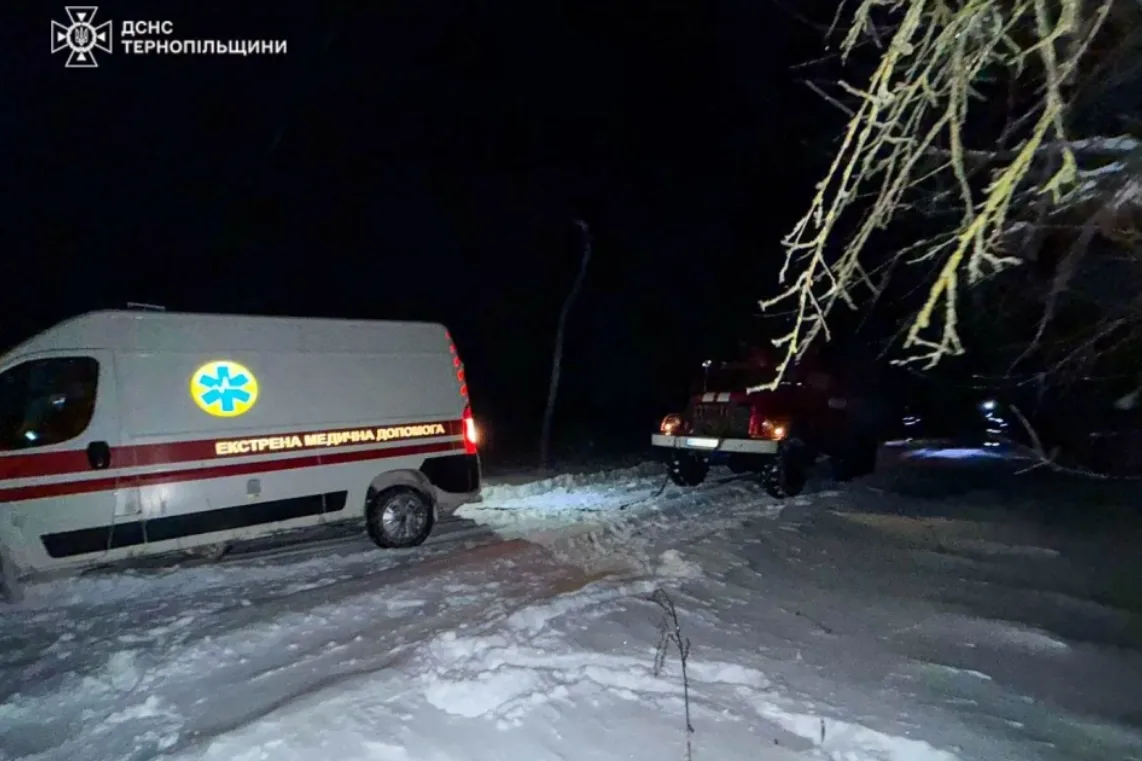 На Тернопільщині рятувальники відбуксирували автомобілі швидкої допомоги, які застрягли в снігу