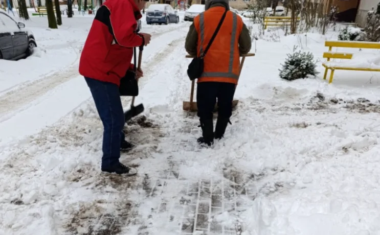 У Тернополі підприємства, які обслуговують житловий фонд міста, та ОСББ очищають від снігу двори і проїзди