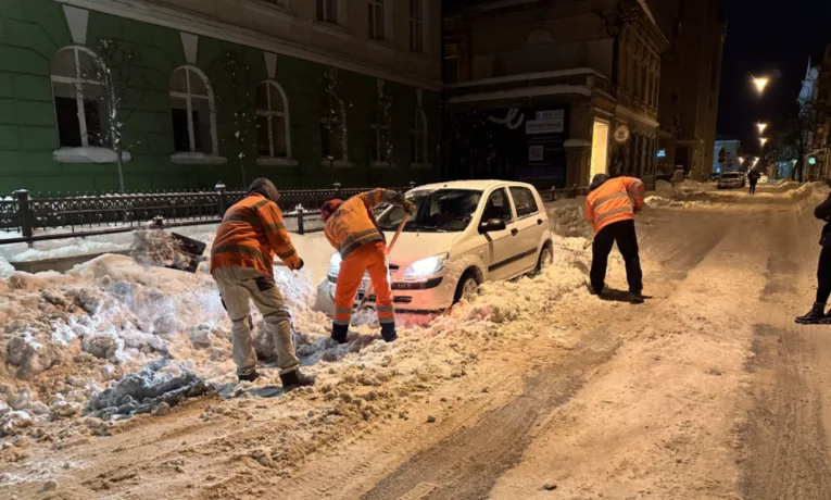 У Тернополі вночі вивозитимуть сніг: водіїв закликають переставити авто