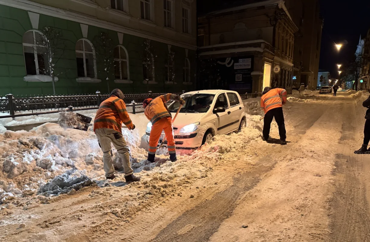 У Тернополі вночі вивозитимуть сніг: водіїв закликають переставити авто