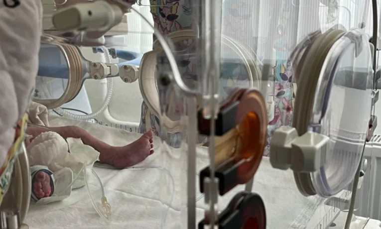 "Температуру не можливо було виміряти": лікарі розповіли про стан дитини, яку знайшли у Тернополі в сумці