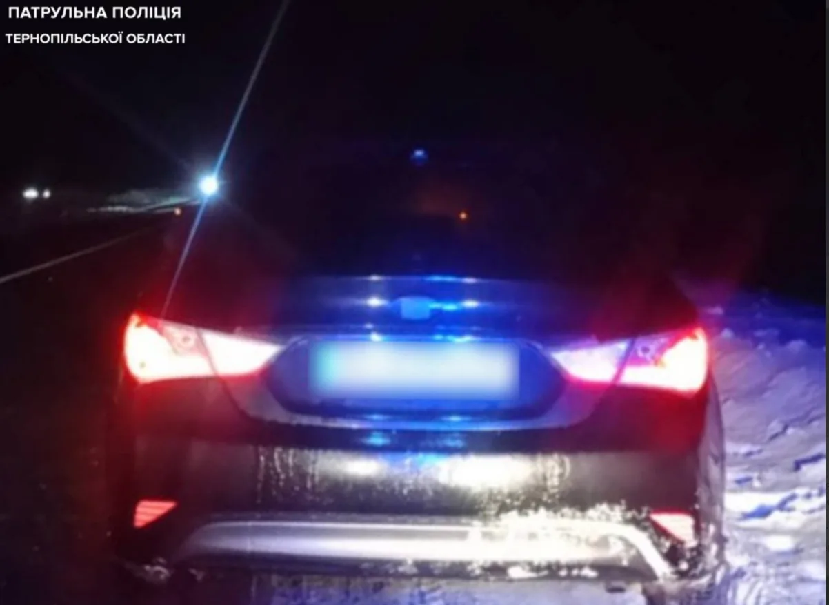 Їхала під наркотиками і без прав: на трасі Тернопіль–Львів зупинили небезпечну кермувальницю