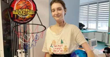 14-річна Настя, яка постраждала під час ракетного удару по Тернополю, зробила перші кроки після поранення