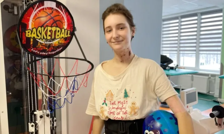 14-річна Настя, яка постраждала під час ракетного удару по Тернополю, зробила перші кроки після поранення