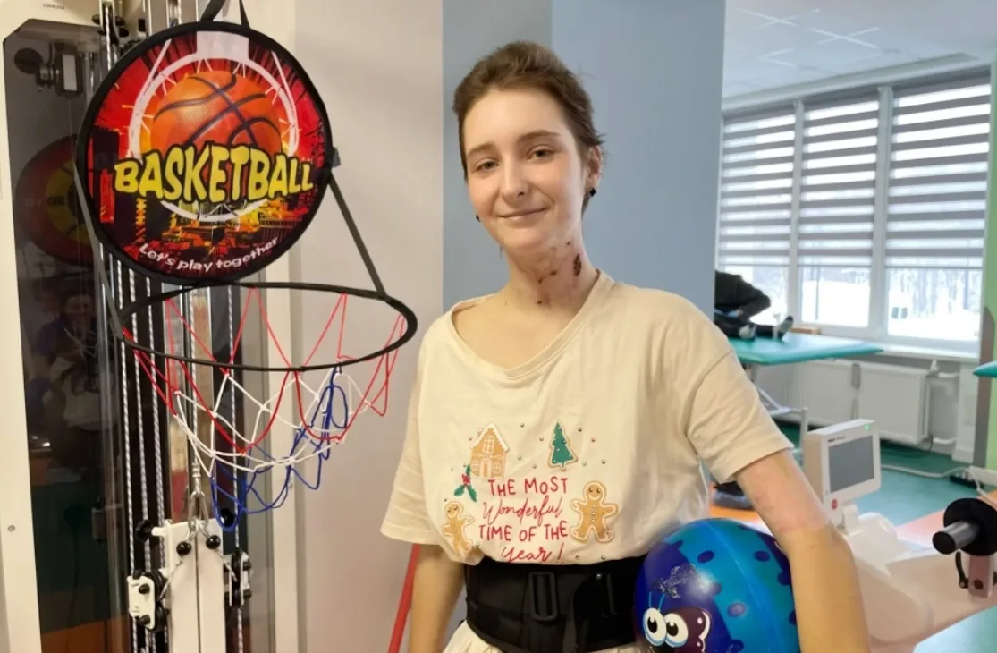 14-річна Настя, яка постраждала під час ракетного удару по Тернополю, зробила перші кроки після поранення