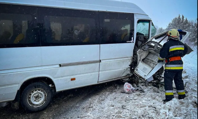 Мікроавтобус та легківка потрапили в аварію неподалік Бучача