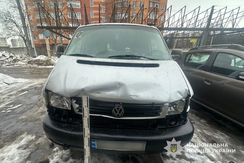 У Тернополі зіткнулися бус та ВАЗ: викликали швидку