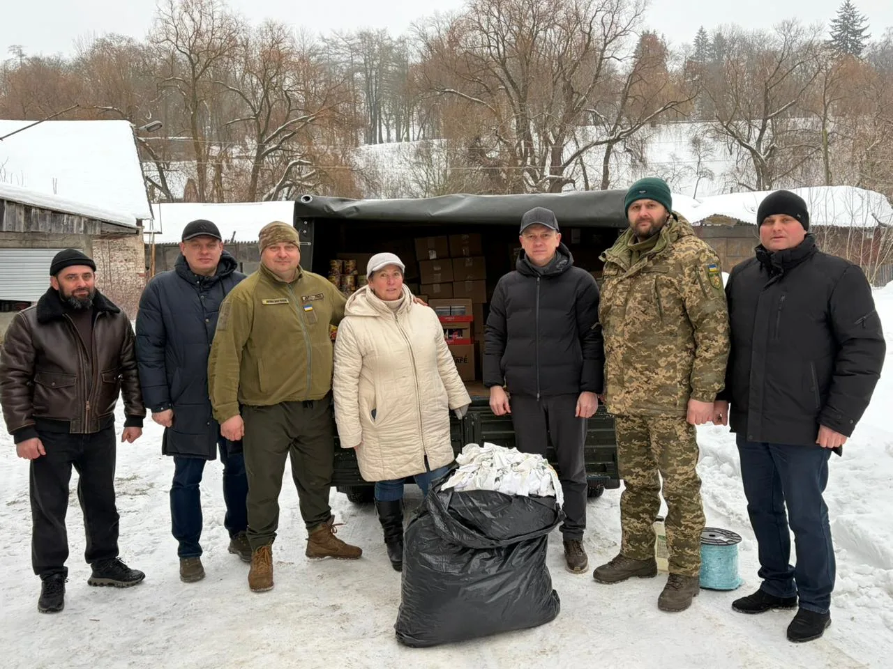 Володимир Болєщук з волонтерами передав допомогу бійцям 35-го стрілецького батальйону на передову