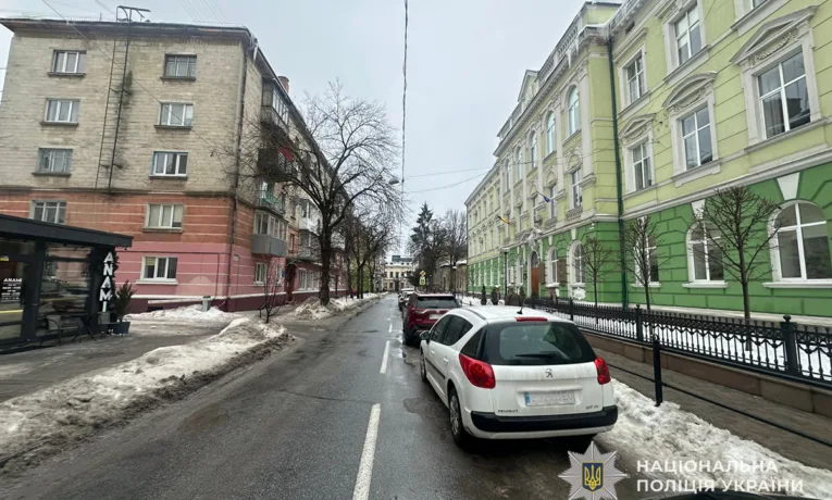 У Тернополі під час висадки з авто таксист розпочав рух і травмував 15-річну дівчину