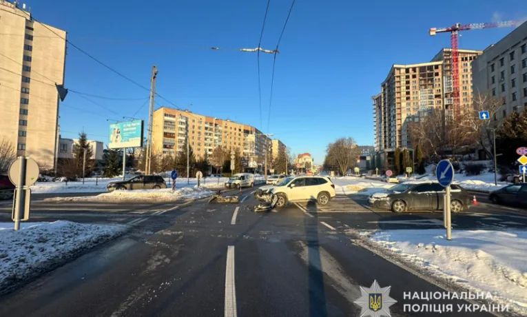 Аварія на Крушельницької - травмувався 21-річний мопедист