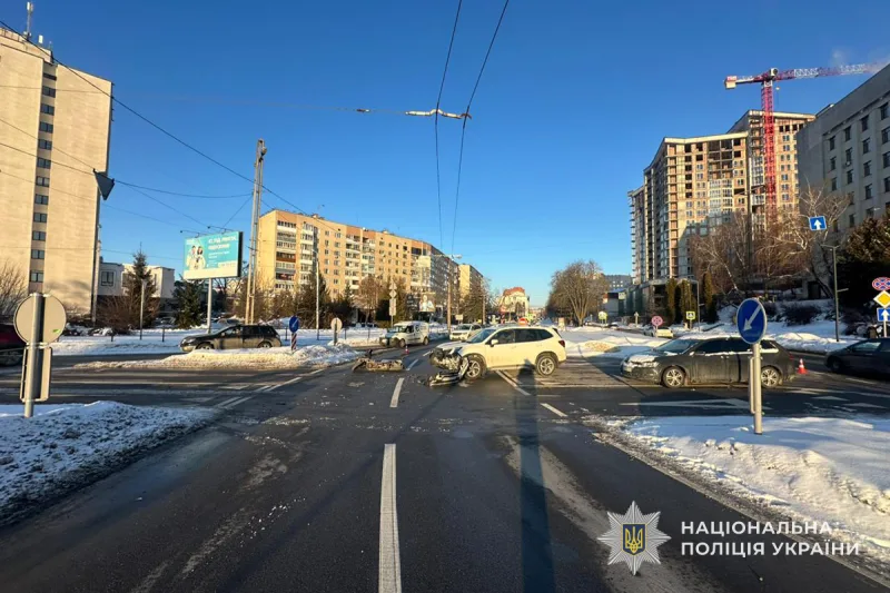 Аварія на Крушельницької - травмувався 21-річний мопедист