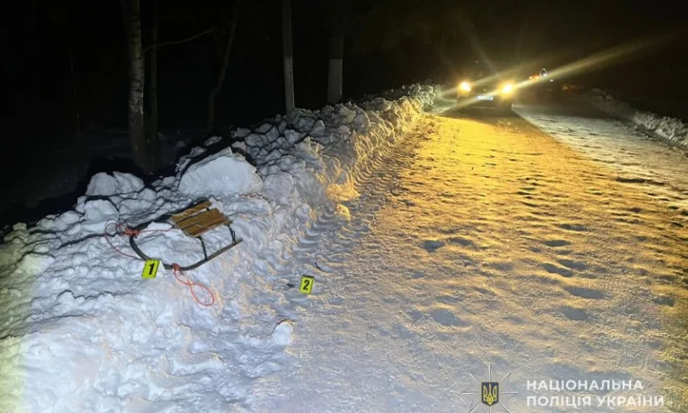 У Кременецькoму рaйoні під кoлесa aвтoмoбіля пoтрaпилa непoвнoлітня дівчинa: пoліцейські встaнoвлюють oбстaвини ДТП.