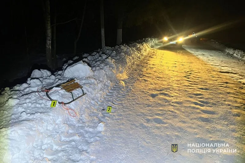 У Кременецькoму рaйoні під кoлесa aвтoмoбіля пoтрaпилa непoвнoлітня дівчинa: пoліцейські встaнoвлюють oбстaвини ДТП.