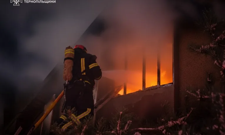 На Бережанщині чоловік виніс сусідку з палаючого будинку