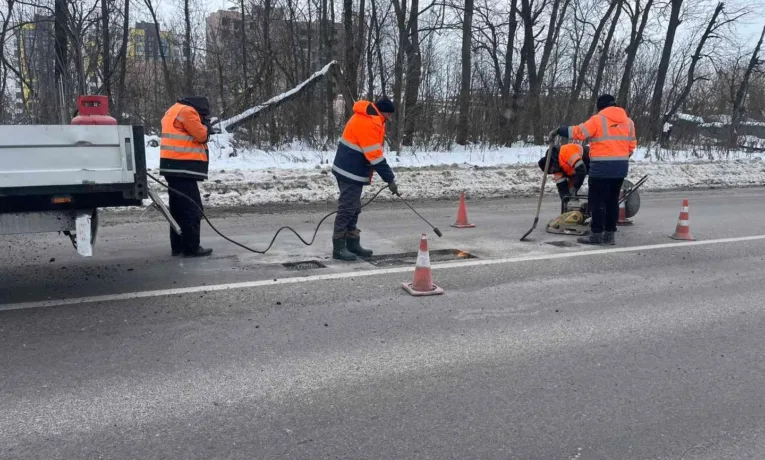 На Тернопільщині ліквідовують аварійну ямковість на ключових автошляхах